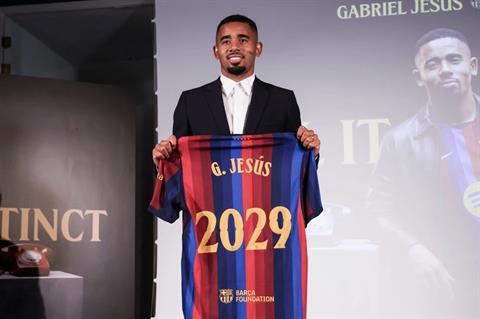 Gabriel Jesus chấp nhận giảm lương để gia nhập Barca